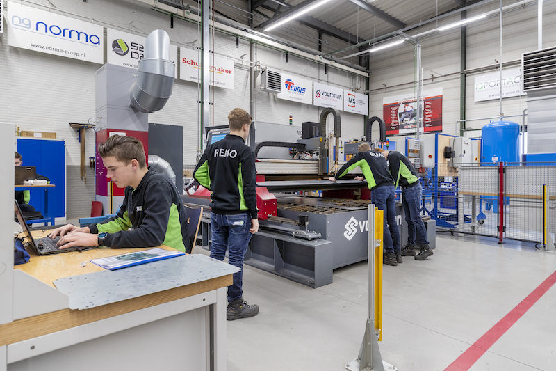 Leerlingen van REMO die werken in de techniek.