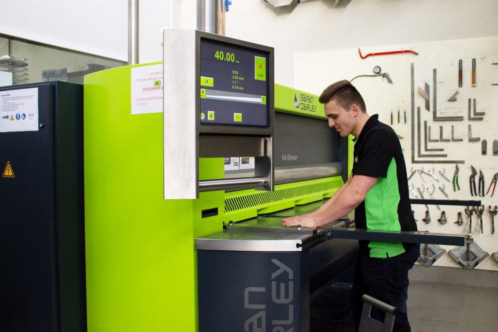 Een leerling die bezig is op een machine als plaatwerker