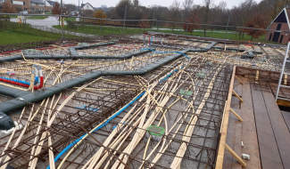 Schuttervaart installatietechniek werkt aan leidingen.
