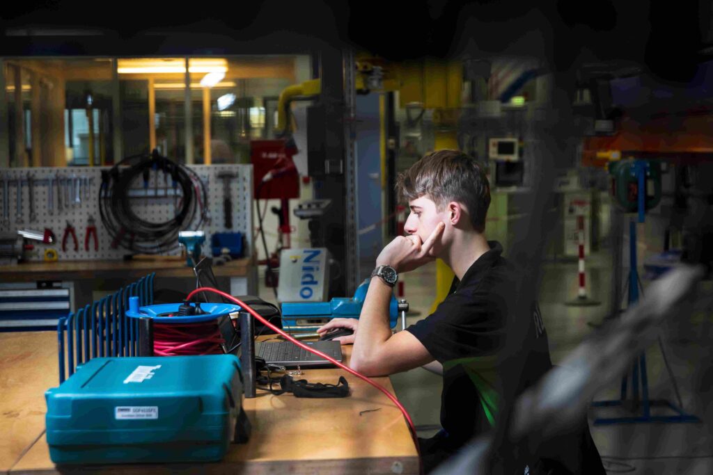 Leerling die onderwijs voor volwassenen volgt bij REMO.