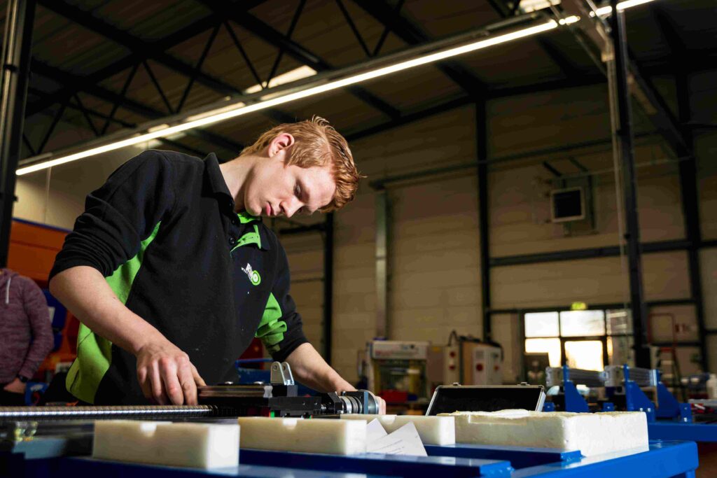 Een leerling van REMO aan het werk als verspaner