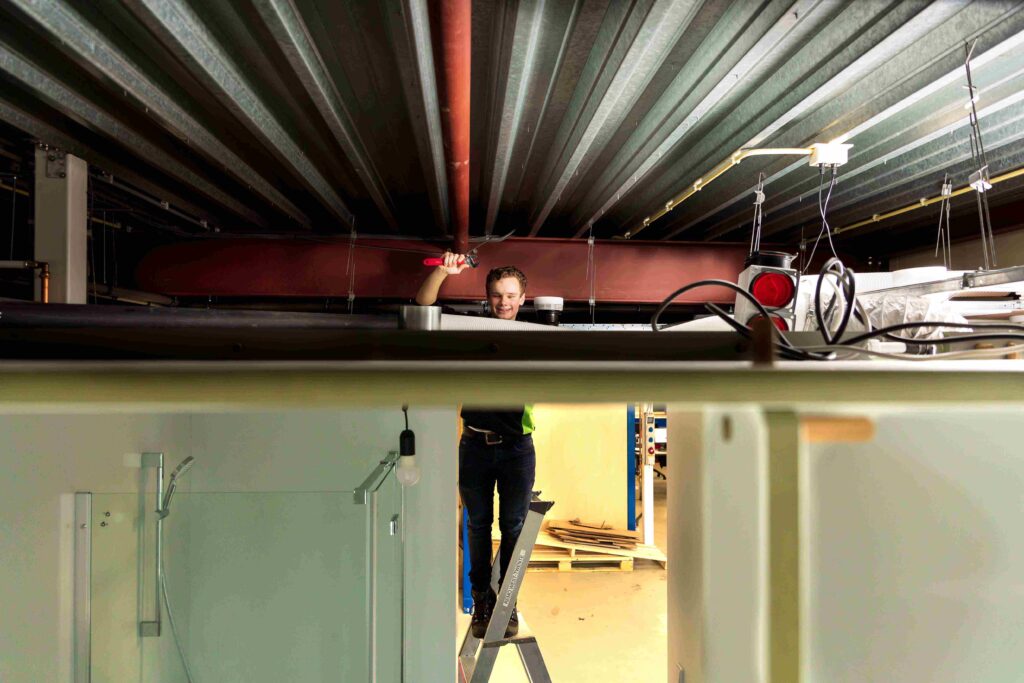 Een leerling duurzame installaties aan het werk.