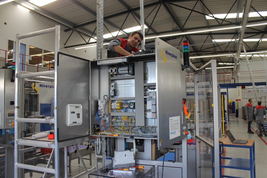 Een cursist van de cursus Industriële Automatisering aan het werk.