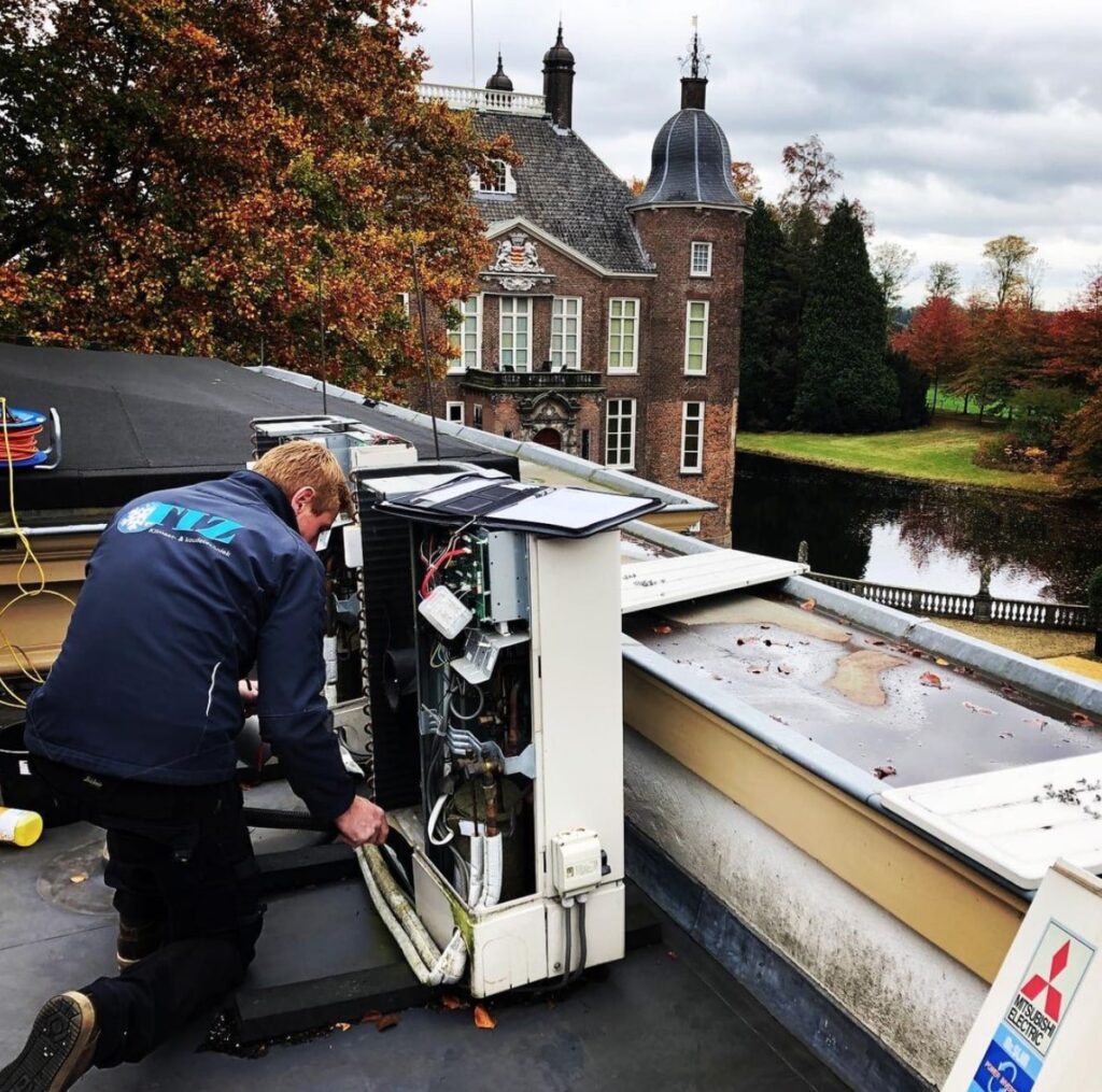 Een monteur van TIZ aan het werk bij een duurzame installatie.