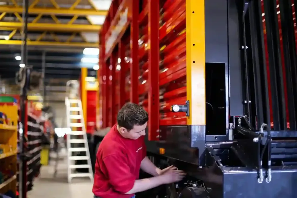 Een leerling van REMO aan het werk bij SVgroup.