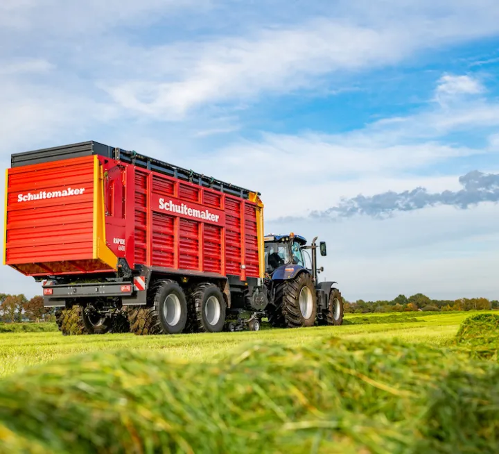 Een trekker met aanhanger van SVgroup