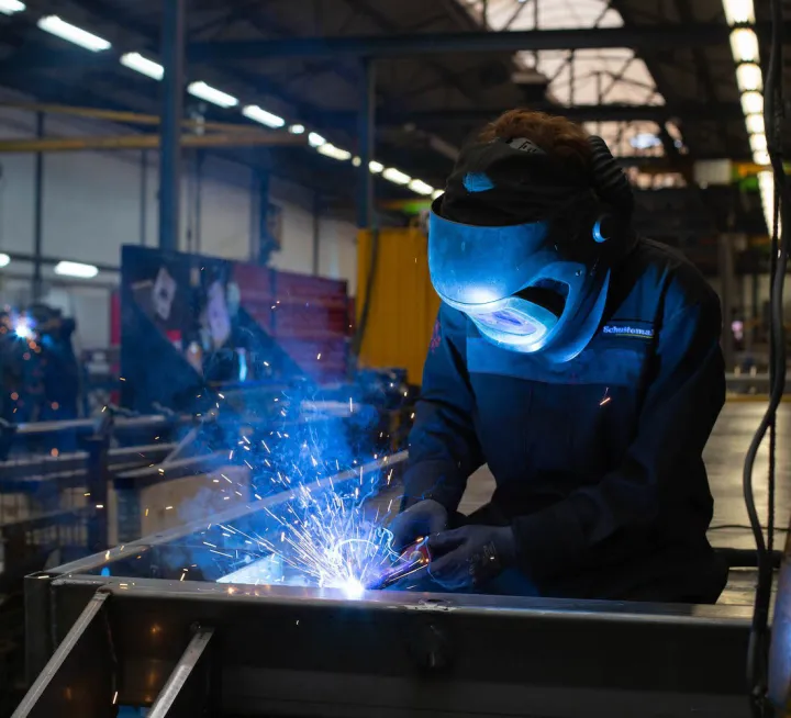 Een lasser van Schuitemaker aan het werk.