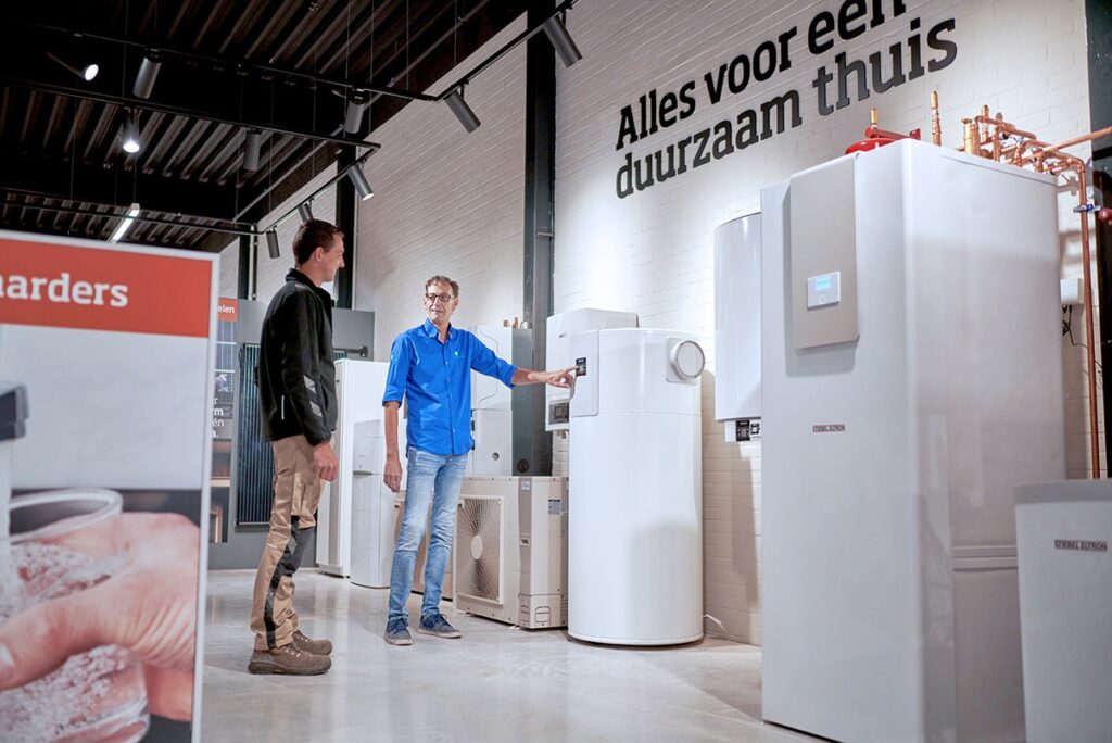 Medewerkers van Ter Harmsel bij een koelelement